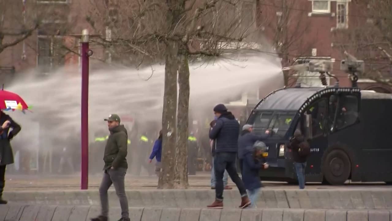 Beeld uit video: Veel politie bij illegale demonstratie op Museumplein in Amsterdam