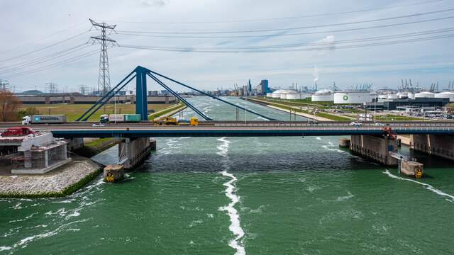 De huidige Suurhoffbrug wordt de komende jaren gerenoveerd. De tijdelijke boogbrug wordt pal naast de oude overspanning gelegd.