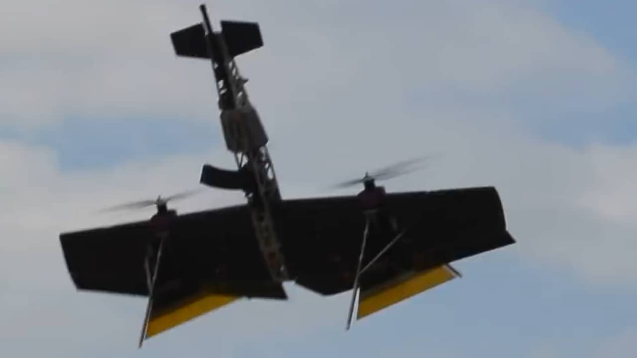 Russische drone met geweer schiet andere drone uit de lucht