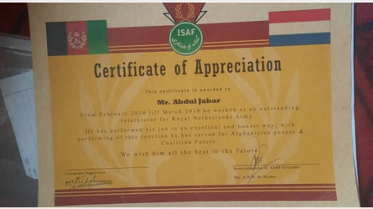 Certifcaat uitgereikt aan tolk Abdul Jabar.