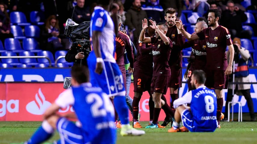 Barcelona verovert 25e landstitel en bezegelt lot Seedorf met Deportivo