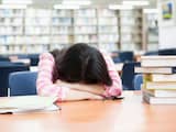Studenten met chronisch slaaptekort halen lagere cijfers op school