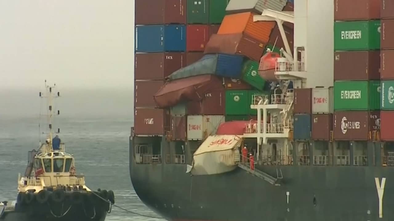 Schip met 83 omgevallen containers arriveert in Sydney