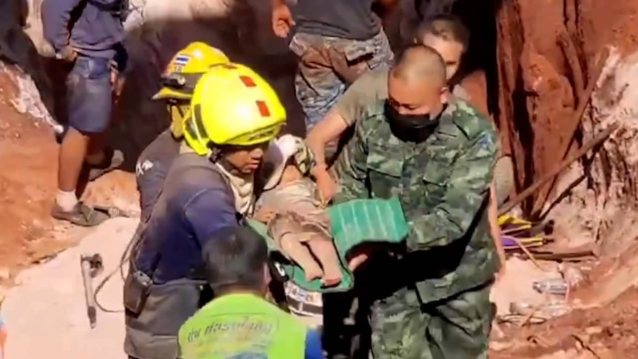 Beeld uit video: Kind na bijna een dag gered uit Thaise put
