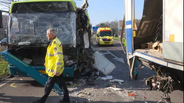 Meerdere gewonden na botsing met bus en vrachtwagens in Hoorn. Meerdere gewonden na botsing met bus en vrachtwagens in Hoorn.