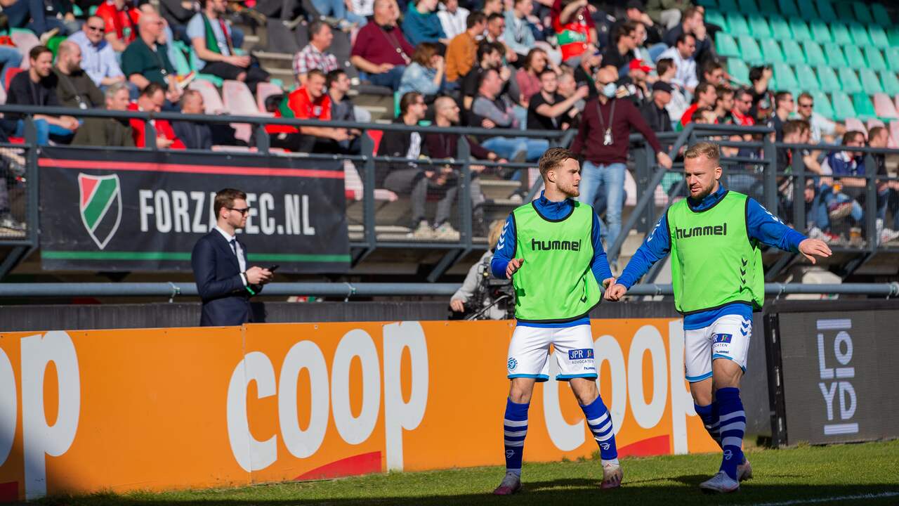 Spelers van De Graafschap warmen zich op voor het NEC-publiek bij de eerste wedstrijd met publiek sinds maanden.