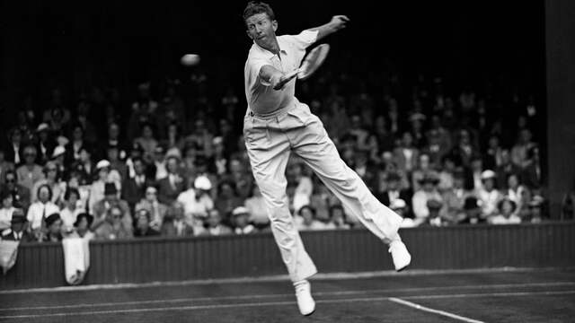 Don Budge in actie op Wimbledon in 1937, een van de zes Grand Slams die hij in zijn carrière wist te winnen.