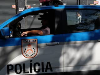 Dronken Braziliaan vervoert geslachte varkens in autozitjes