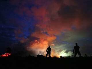 Grote explosie met aswolk bij actieve vulkaan op Hawaï