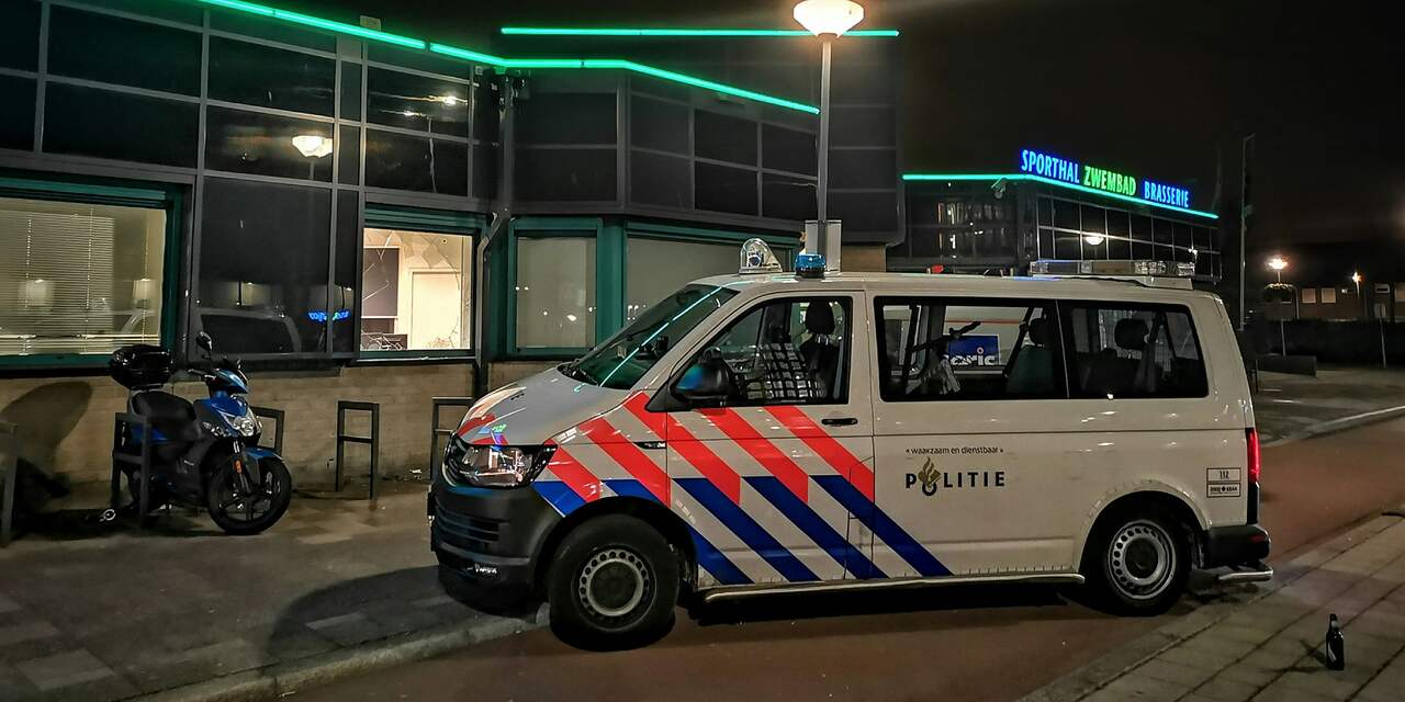 Acht mannen bij De Kuip in Rotterdam aangehouden vanwege nepwapens