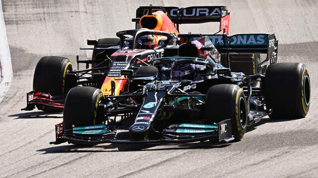 Hamilton pakte bij de start de leiding over van Verstappen
