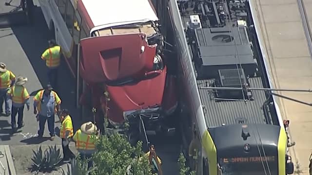 Bus in de kreukels na botsing met metro in Los Angeles