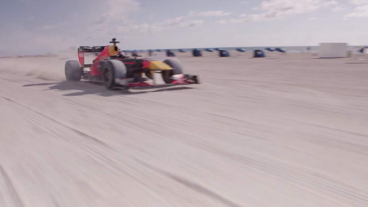 Beeld uit video: Verstappen rijdt in F1-auto over strand Miami