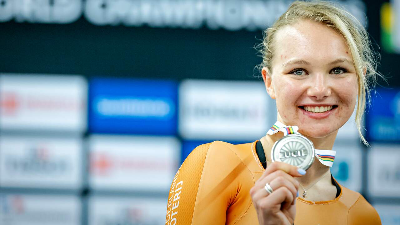 Een blije Maike van der Duin met haar zilveren WK-medaille.