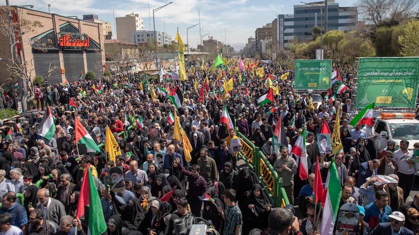 Bij de uitvaart van de generaals gingen veel Iraniërs in Teheran de straat op