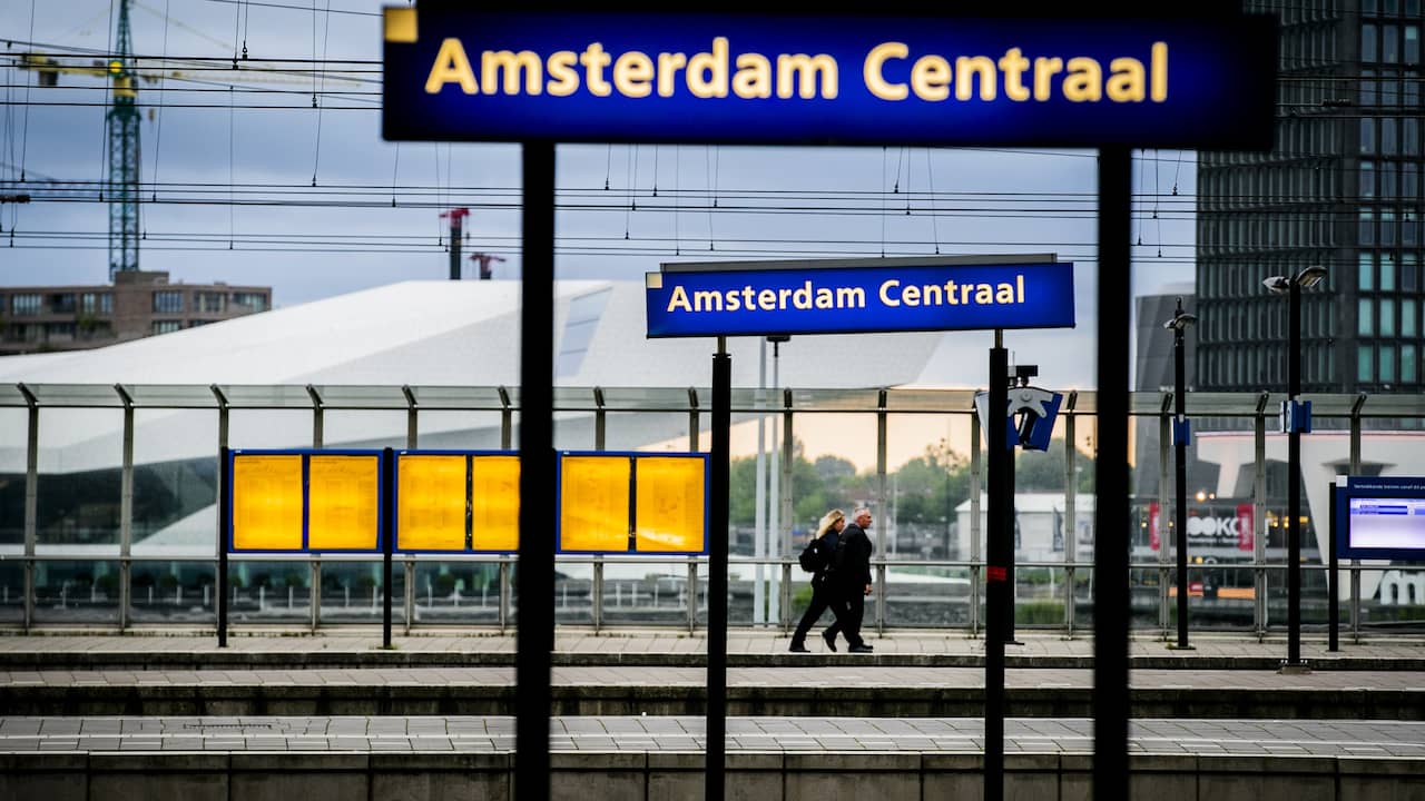 Train Disruption in Amsterdam: No Trains Running on Monday Morning due to Malfunction at Traffic Control Center