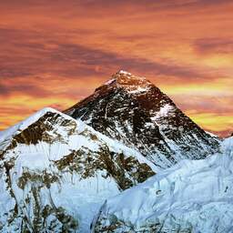 NU+ | 70 jaar na eerste klim zucht 'afvalberg' Everest onder massatoerisme
