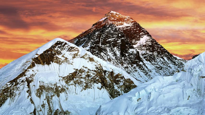 70 jaar na eerste klim zucht 'afvalberg' Everest onder massatoerisme