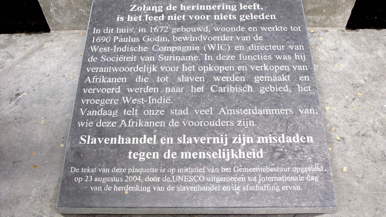 Toenmalig burgemeester Job Cohen van Amsterdam onthulde in 2006 een plaquette aan de voet van de ambtswoning aan de Herengracht 502. De plaquette herinnert aan het slavernijverleden van de ambtswoning.