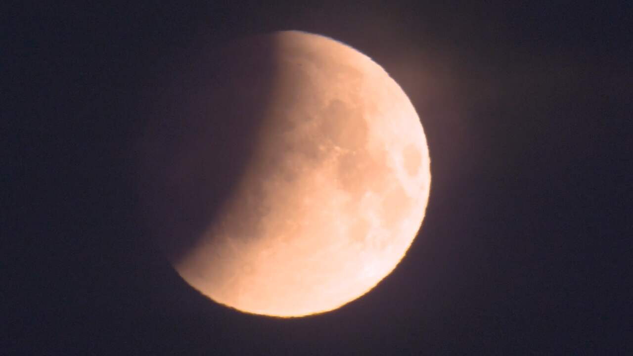Beeld uit video: Maansverduistering deels te zien in Nederland