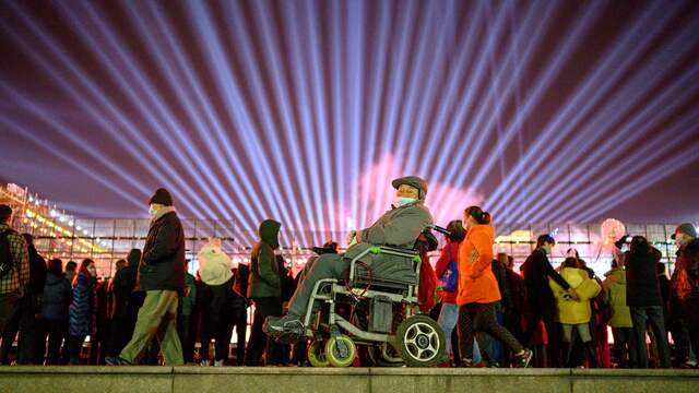 Feestvierders verzamelden zich langs de oever van de Yangtze voor een lichtshow.