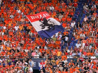 Supporters Oranje reizen op openingsdag EK in fanparade naar Hamburg