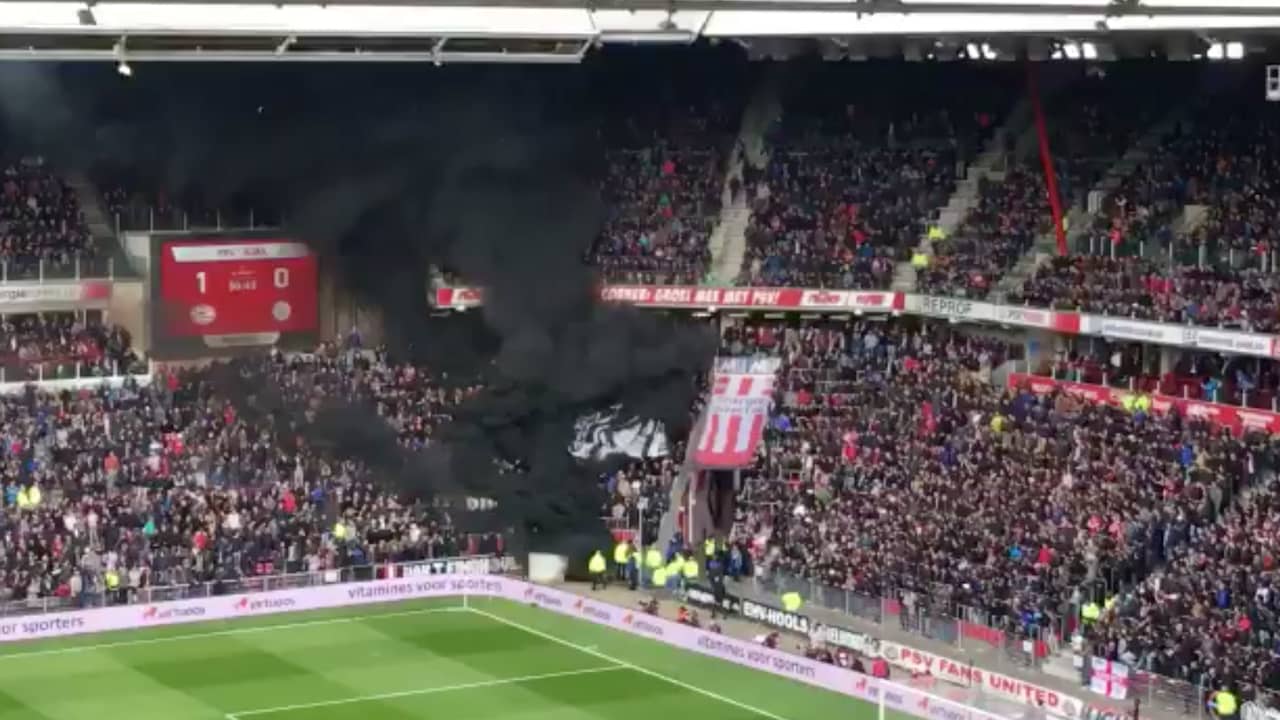 Beeld uit video: Enorme zwarte rookwolken na rookbom PSV-Ajax