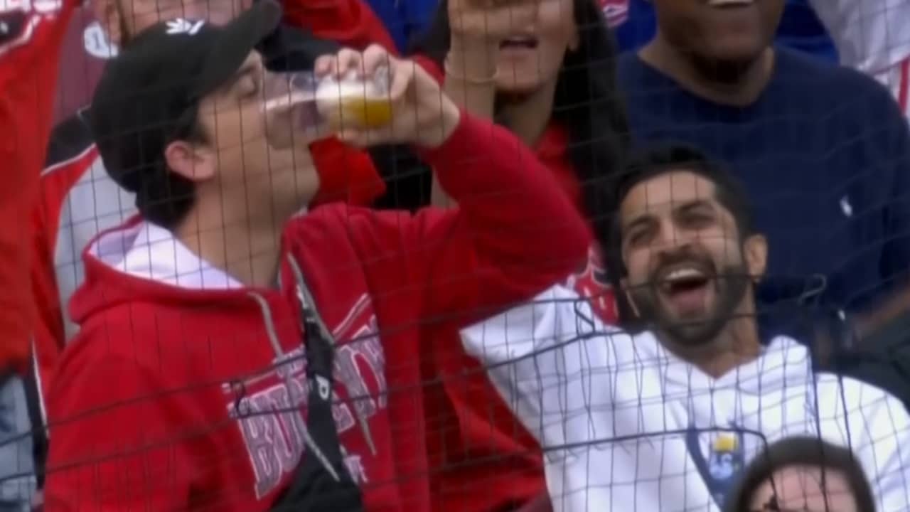 Beeld uit video: Honkbal belandt in biertje van toeschouwer in VS