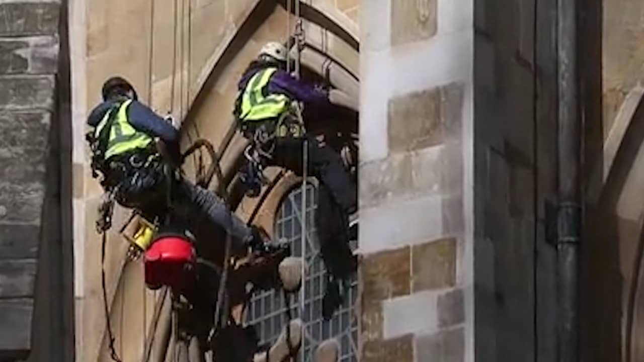 Beeld uit video: Mannen reinigen kerk Londen met 'stofzuiger Henry'