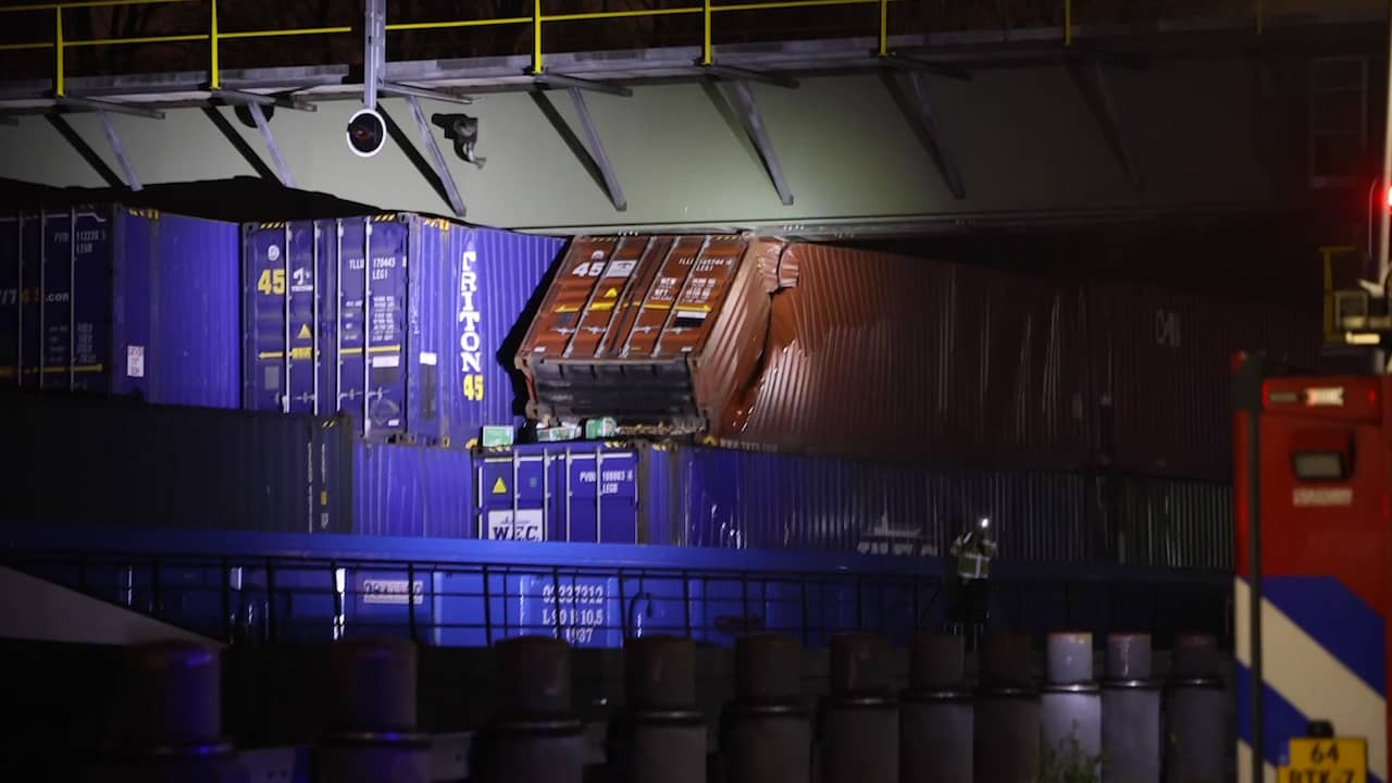 Beeld uit video: Container scheurt open doordat schip tegen Goudse brug vaart