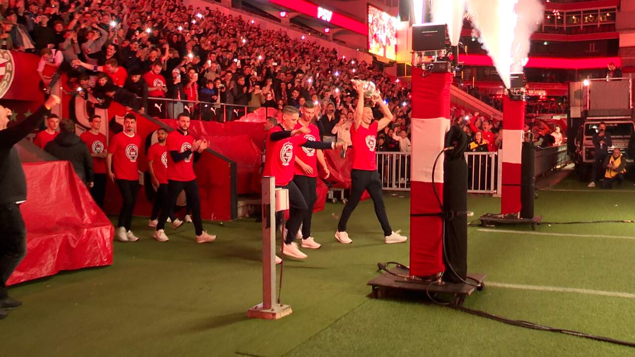 Beeld uit video: Spelers PSV feesten met fans na bekerwinst
