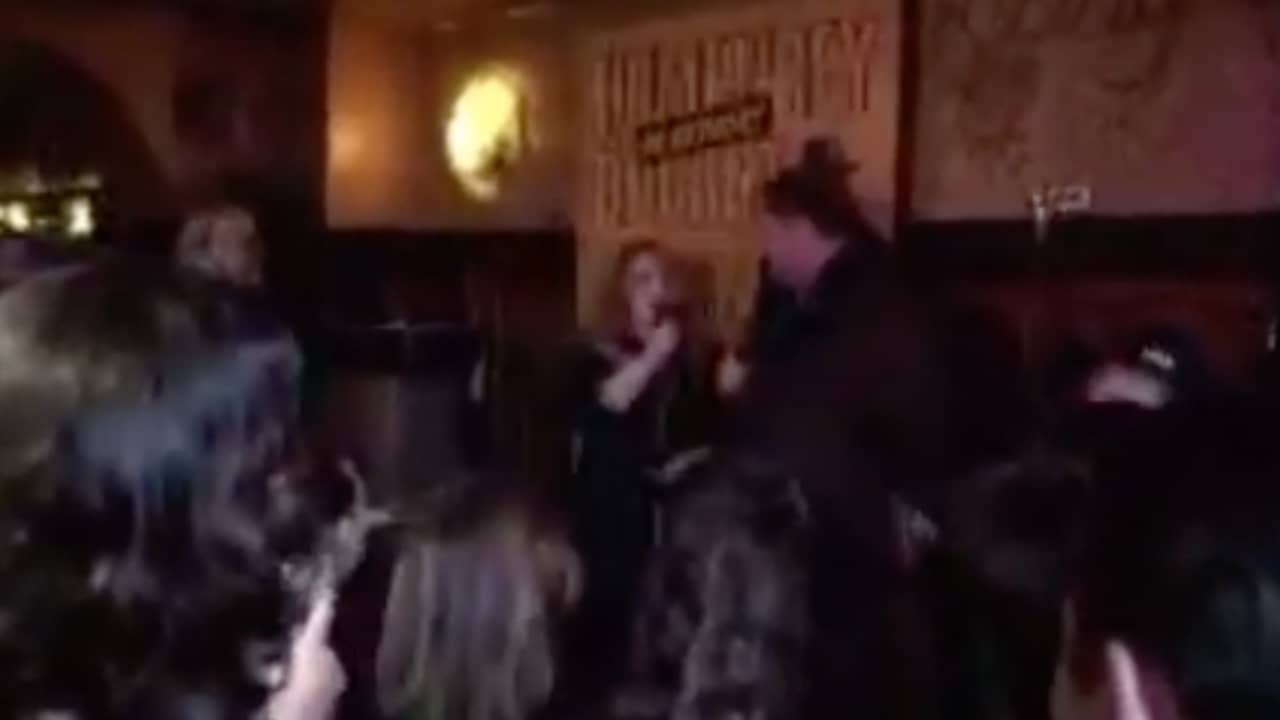 Beeld uit video: Anouk zingt Hazes in Amsterdamse kroeg