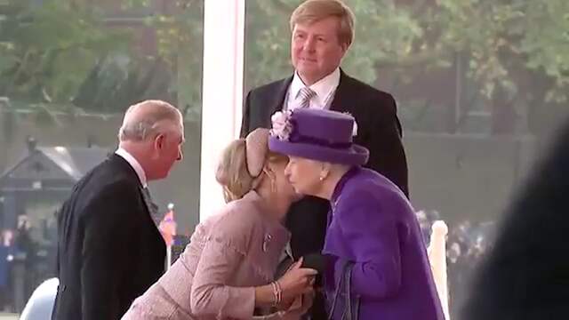 Koningspaar verwelkomd met twee zoenen van Britse koningin
