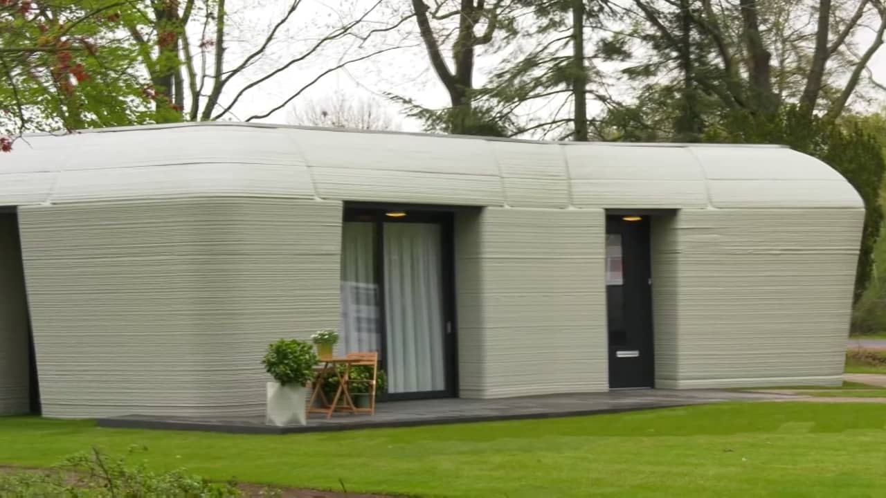 Beeld uit video: Eerste bewoners krijgen sleutel van ge-3D-printe woning in Eindhoven