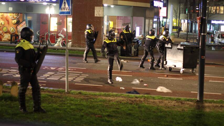 Drie agenten gewond bij rellen in Zwolle, twee minderjarigen opgepakt