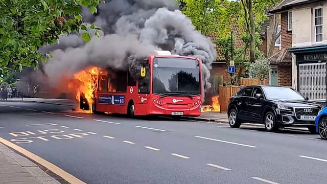 Vlammen slaan uit Londense stadsbus