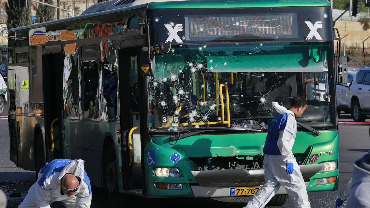 Beeld uit video: Dashcam neemt harde knal op van bomaanslag in Jeruzalem