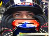 Max Verstappen kijkt naar het scherm van de derde training in de Grand Prix van Spanje. De Nederlander start zondag in de race vanaf de zesde plek.