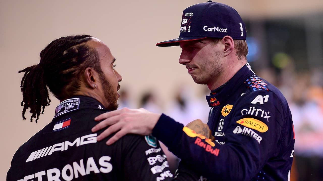 Lewis Hamilton feliciteert Max Verstappen met zijn eerste wereldtitel