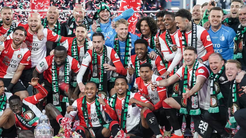 Feyenoord wint KNVB-beker, wedstrijd twee keer gestaakt wegens vuurwerk