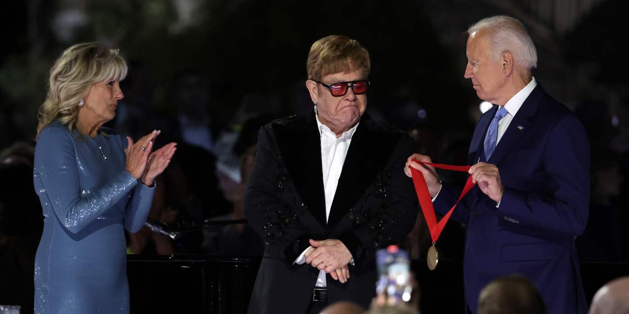 Elton John treedt op in tuin Witte Huis, krijgt van Biden hoge onderscheiding