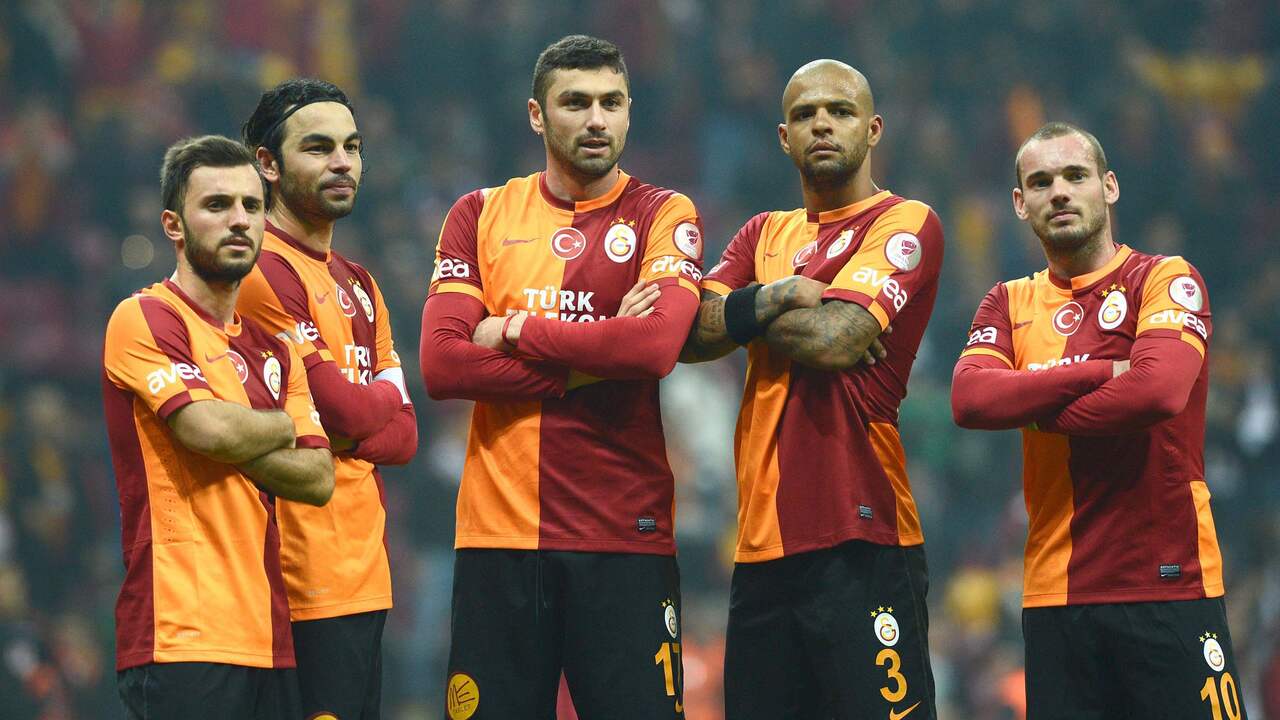 Wesley Sneijder en Burak Yilmaz (in het midden) waren een paar jaar ploeggenoten bij Galatasaray.