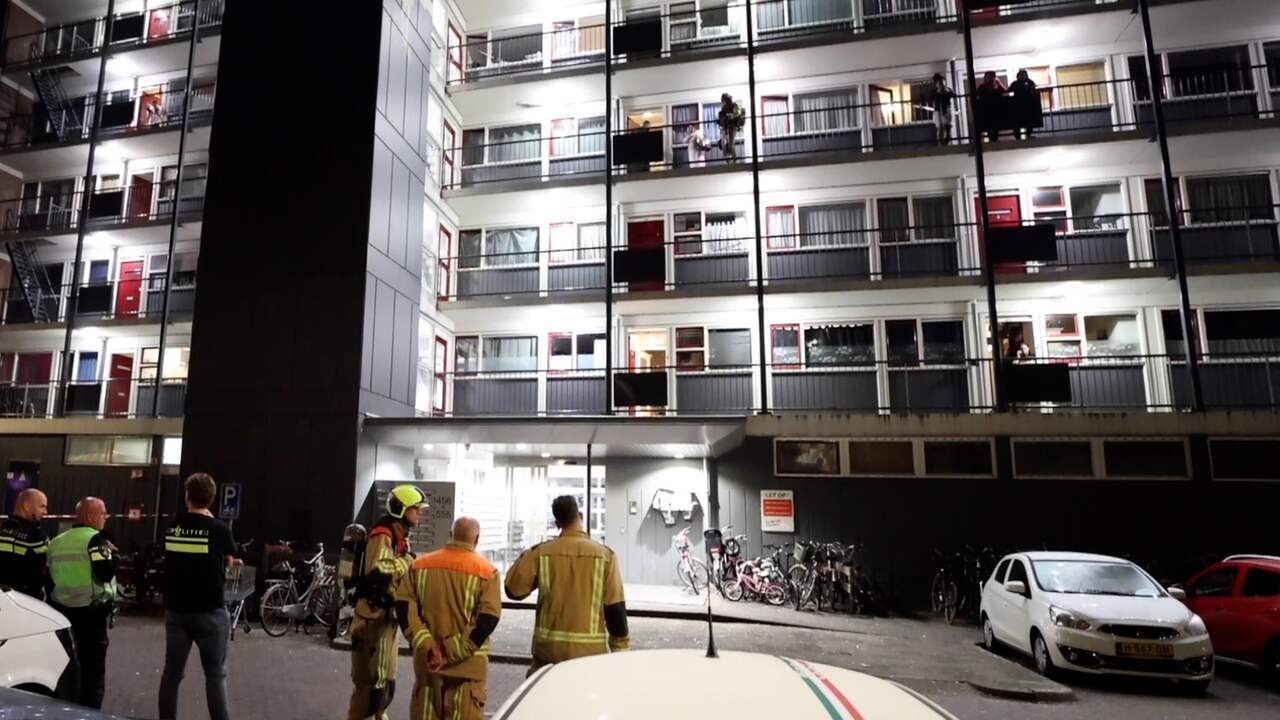 Beeld uit video: Politie ontruimt flat in Delft na explosie op galerij