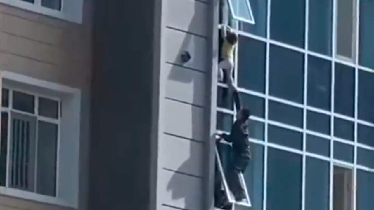 Beeld uit video: Man in Kazachstan redt peuter die uit raam hangt