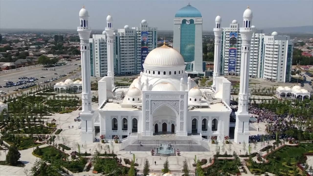 Beeld uit video: Grootste moskee van Europa onthuld in Tsjetsjenië