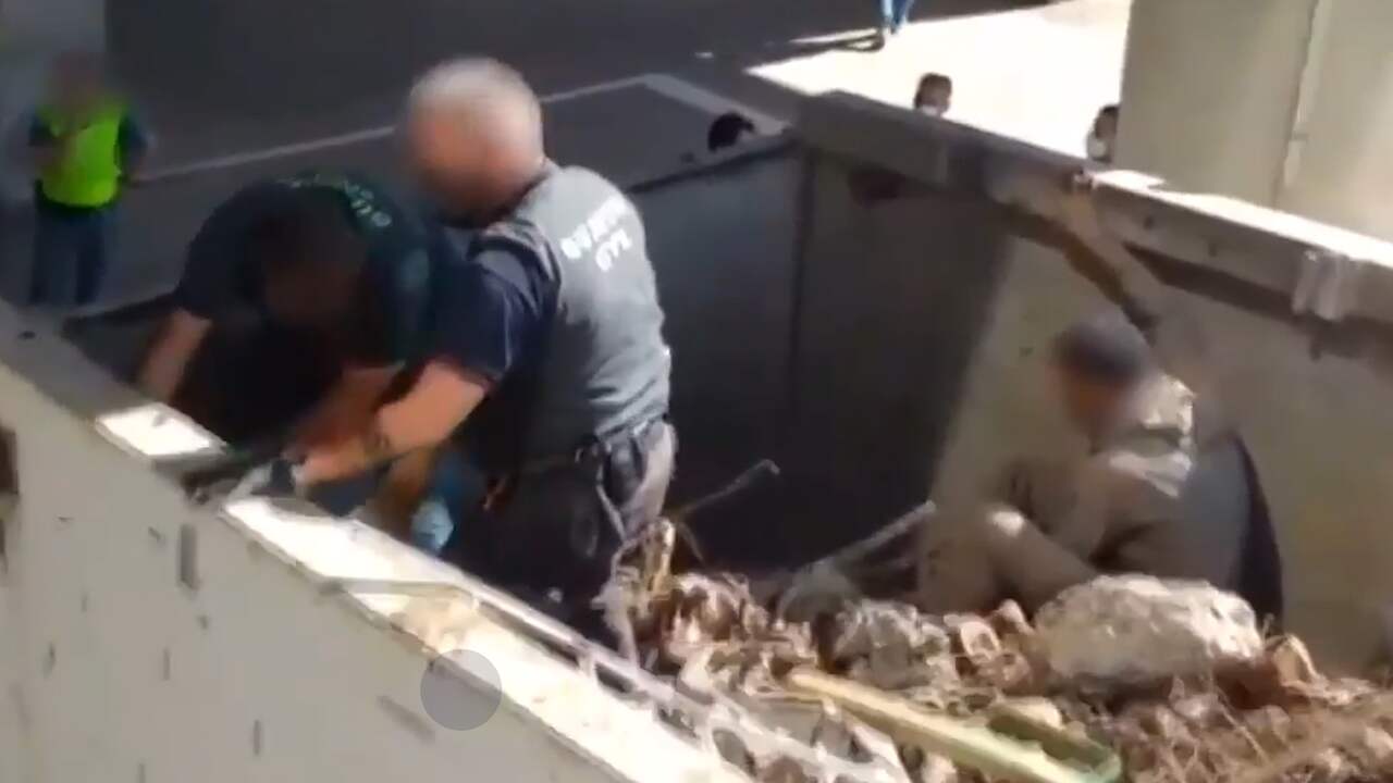 Beeld uit video: Spaanse politie vindt migranten tussen oud ijzer in exclave Melilla