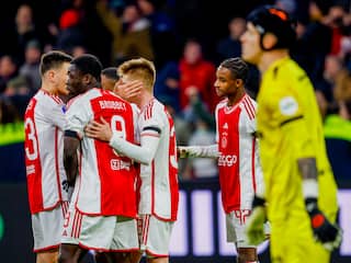 Ajax kruipt dichter bij AZ dankzij ruime thuiszege op RKC Waalwijk