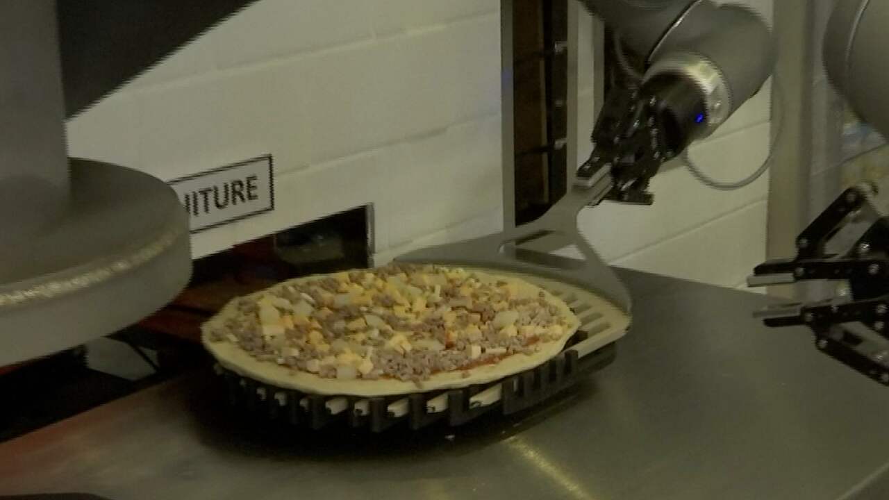 Beeld uit video: Franse robot kan 120 pizza's per uur bakken