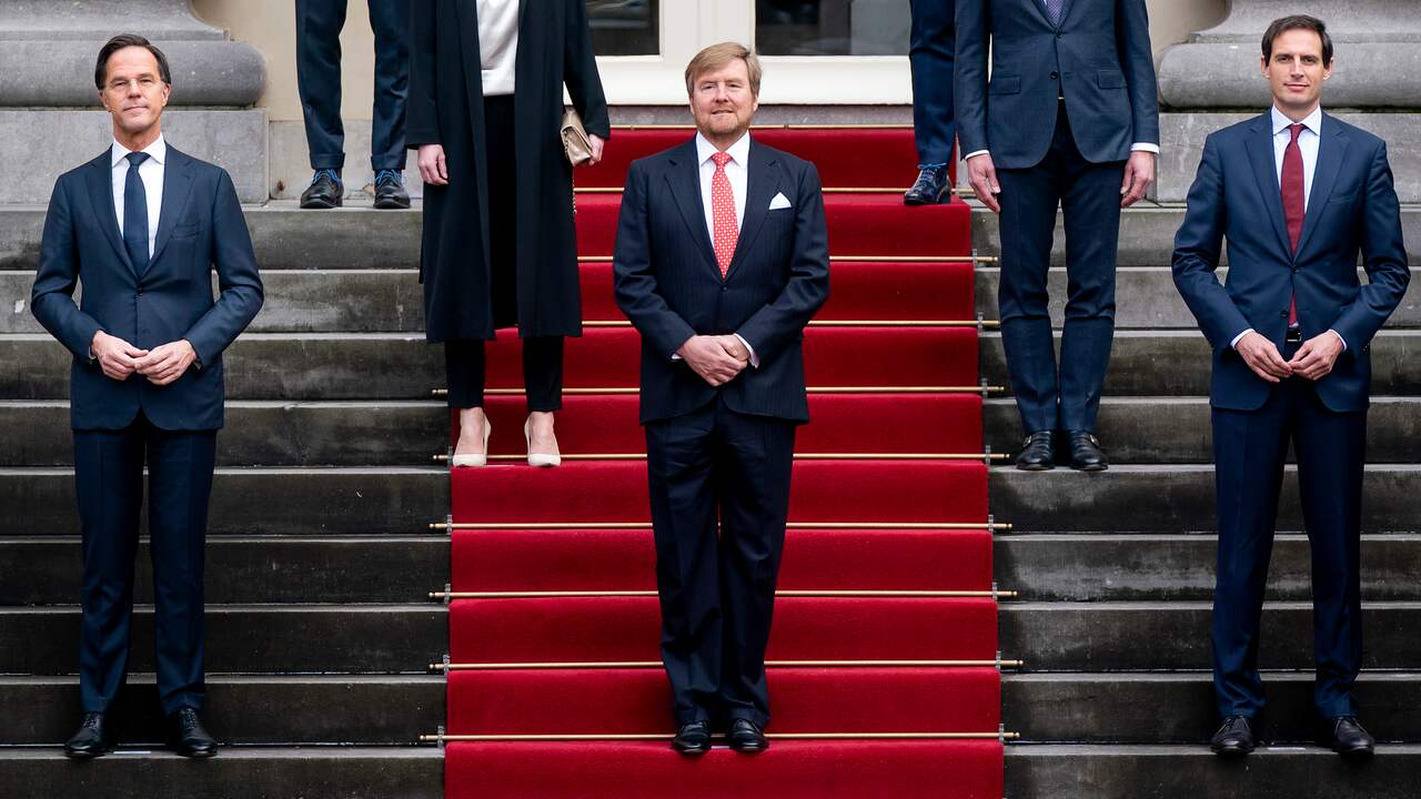 Wopke Hoekstra (rechts) stond tijdens het maken van de bordesfoto naast koning Willem-Alexander (midden), maar de vorst gaat ondanks de positieve test van de minister niet in quarantaine.