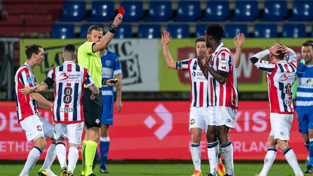 De rode kaart van Kwasi Wriedt was bepalend voor het spelbeeld bij Willem II-PEC Zwolle.